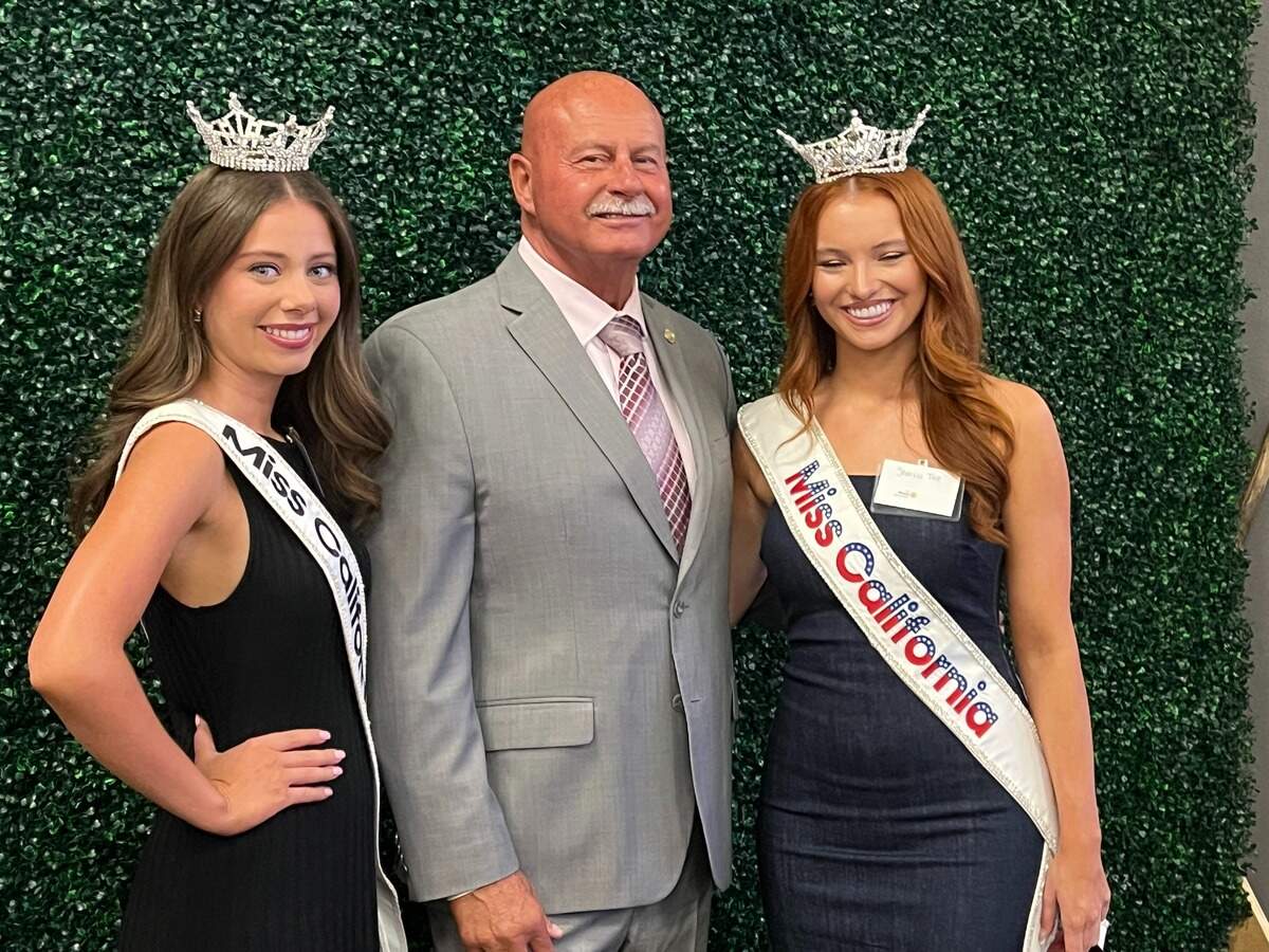 Mayor Jerry Dyer poses for a photo with Miss California Teen Julianne Rocke, left, and Miss California Sharlize True Trujillo, at the Rotary Club of Fresno on Aug. 3, 2026.